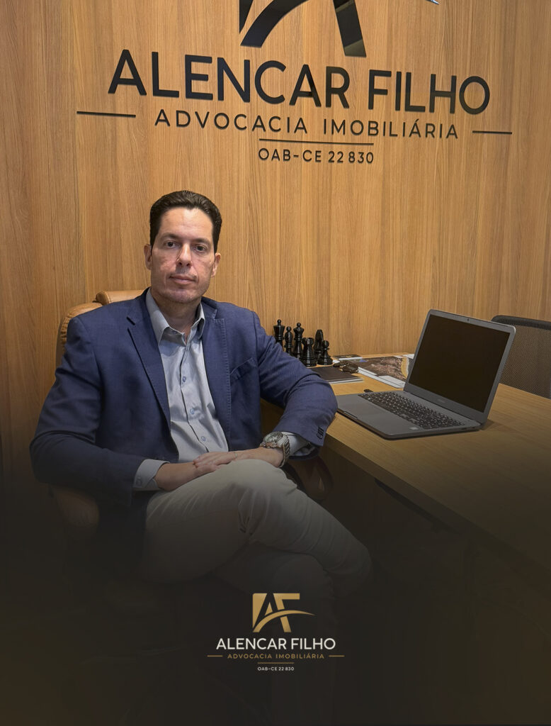Advogado Alencar Filho sentado em seu escritório